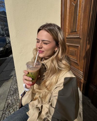 Sara Crumbleleg showcases stylish look