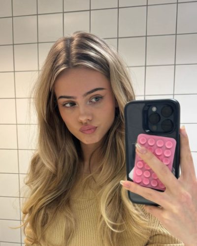 Sara Crumbleleg in black dress with delicate embellishments