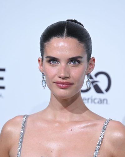 Sara Sampaio turns heads in stylish look