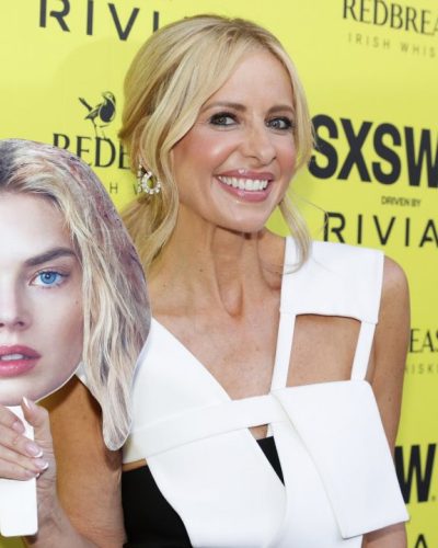 Sarah Michelle stuns in stylish look at premiere 2026