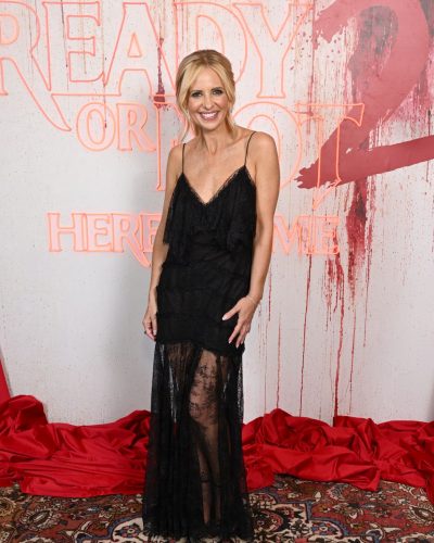 Sarah Michelle showcases stylish look