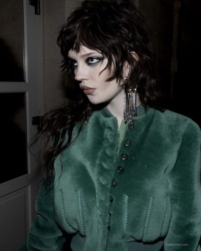 Sophie Thatcher dramatic eye makeup enhancing her facial features