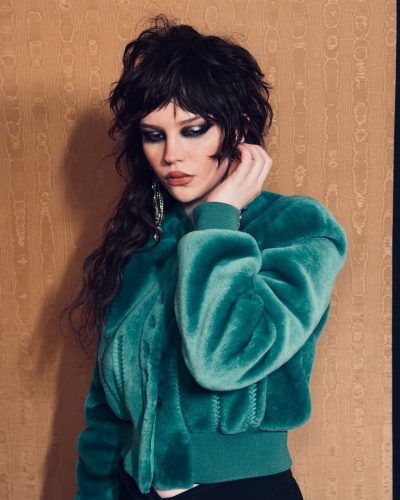 Sophie Thatcher soft waves hairstyle complementing her outfit