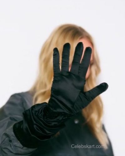 Uma Thurman showcases magazine look