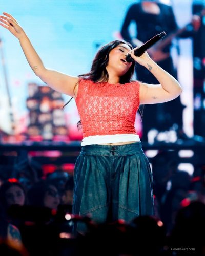 Alessia Cara navy evening gown complemented by soft waves hairstyle