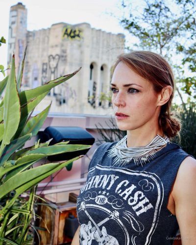 Amanda Righetti's showcases magazine look