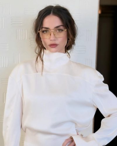 Ana De Armas – Chic White Look At 2023 Event