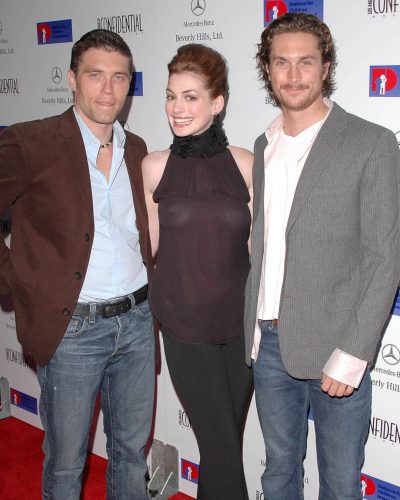 Anne Hathaway refined black ruffled blouse with chic black pants