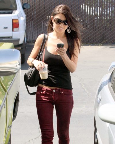 Audrina Patridge wearing black flip-flops with casual attire.