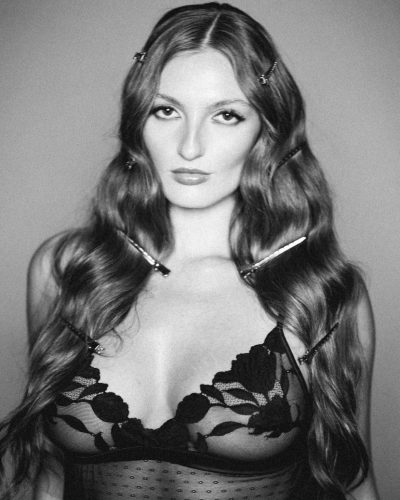 Avamarie Schroeder Black Lace Look – Photos April 2026