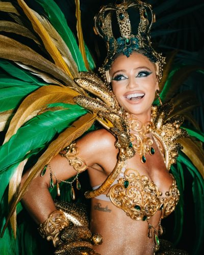 Cintia Dicker in a dazzling golden costume featuring intricate details