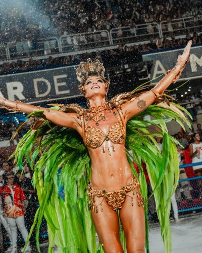 Cintia Dicker dressed in a radiant costume featuring bold color contrasts