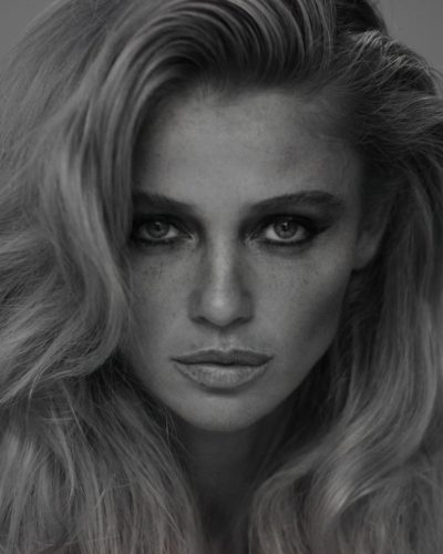 Cintia Dicker in a dazzling golden costume featuring intricate details