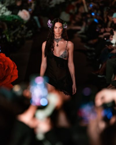 Daria Dereviankina chic jumpsuit with a blend of floral patterns