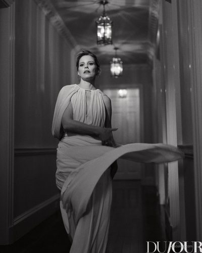 Elizabeth Banks in eye-catching black dress with chic lace-up sandals