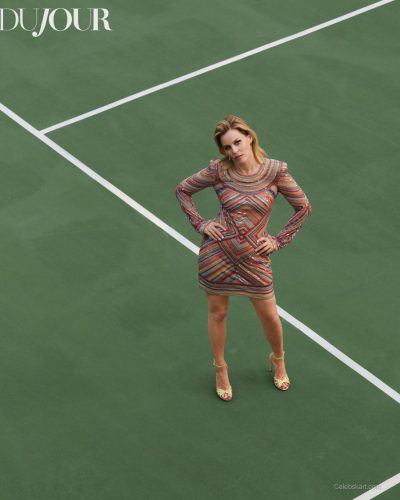 Elizabeth Banks in trendy off-shoulder dress with relaxed glamour style