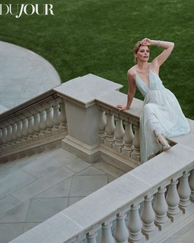 Elizabeth Banks in modern off-shoulder dress with playful accessories