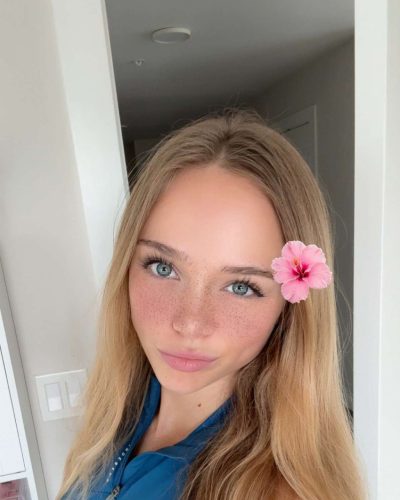 Kyla Dodds wearing blue activewear top with black leggings.