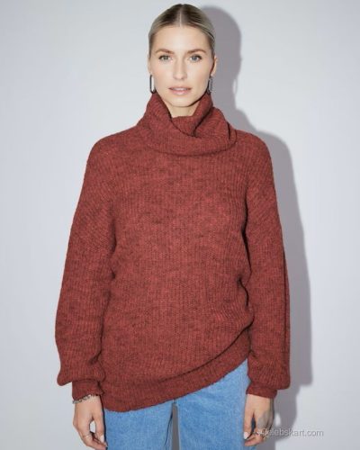 Lena Gercke cozy brown sweater with intricate white designs