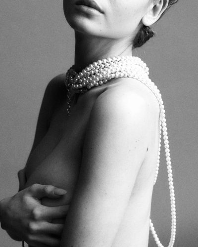 Leni Klum in minimalist attire featuring layered pearl necklace
