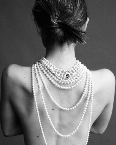 Leni Klum in chic attire complemented by pearl necklace