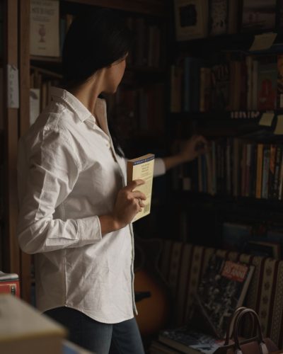 Liza Makhu in a white shirt and blue jeans combination.