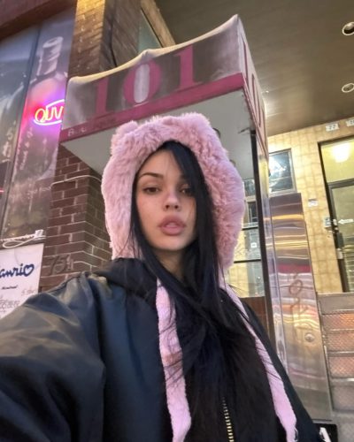 Maggie Lindemann modern high-waisted jeans and top