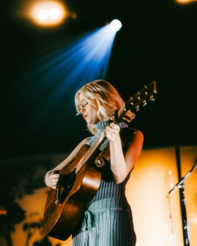 Maisie Peters Shines At La Madeleine Brussels 2023