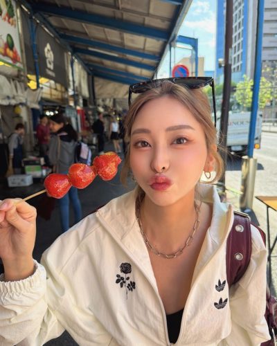 Makoto Minami Dazzles In White Tracksuit – 2026 5