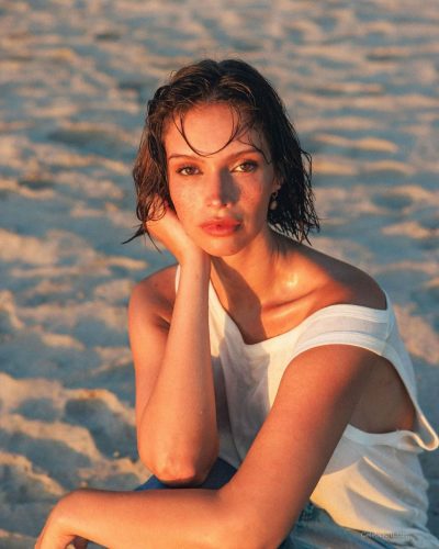 Naila Van Kommer casual white shirt and fitted denim jeans.