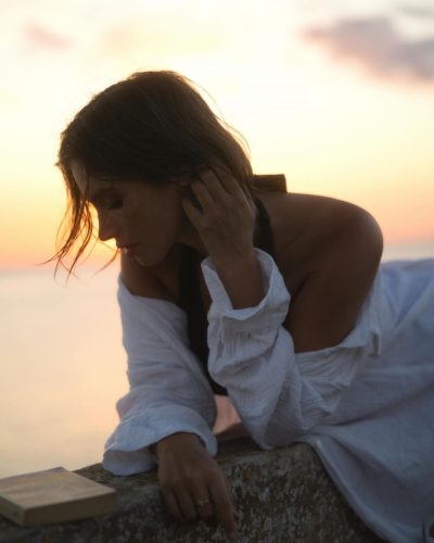 Naila Van Kommer in simple brown dress with a sharp profile