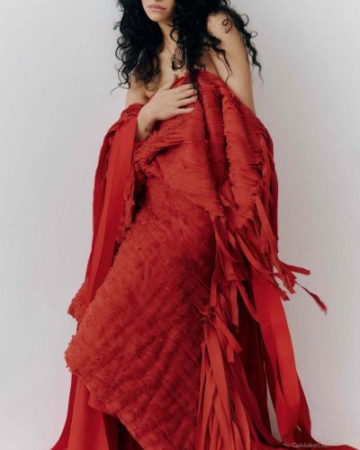 Odessa A’zion combines contemporary oversized shirt and wide-leg trousers.