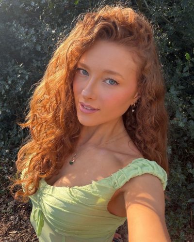 Phoebe Ginger in high-waisted denim jeans and casual sneakers