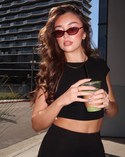 Presley Elise, looks stunning in stylish look