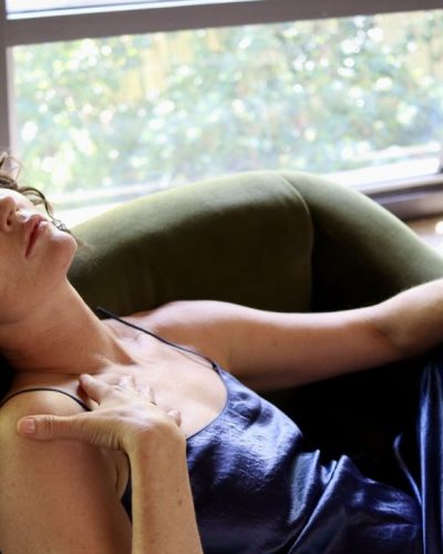 Robin Tunney turns heads in blue dress