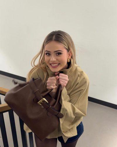 Sara Crumbleleg in beige trench coat perfect for spring weather.