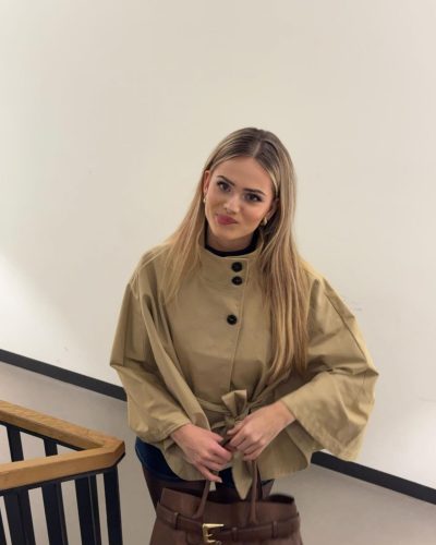 Sara Crumbleleg in relaxed beige trench coat for transitional weather.