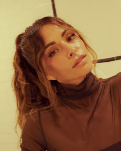 Sarah Shahi's looks stunning in black dress