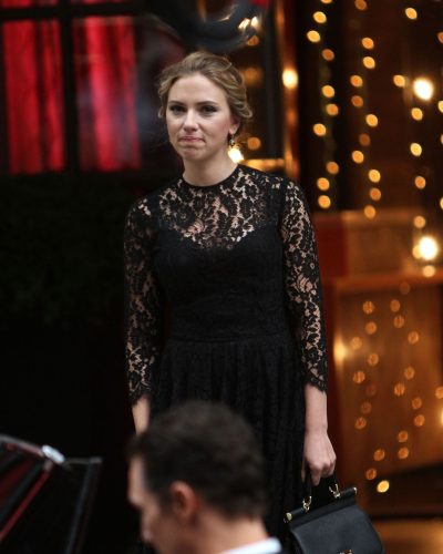 Scarlett Johansson romantic waves hairstyle framing her face