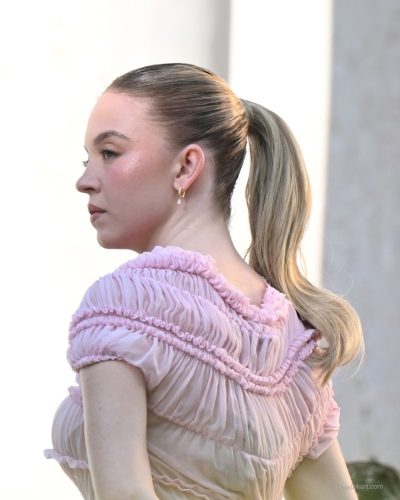 Sydney Sweeney light pink gown paired with simple gold jewelry.