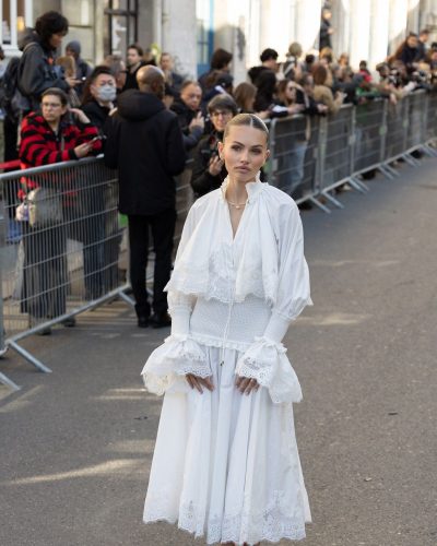 Thylane Blondeau chic brown strappy sandals for a stylish touch