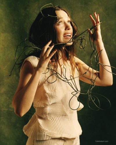 Victoria Pedretti photo image 2