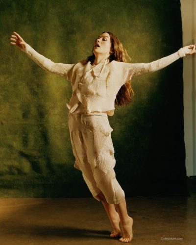 Victoria Pedretti photo image 4