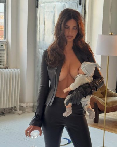 Emily Ratajkowski photo