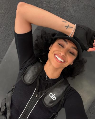 Nazanin Mandi photo image 3