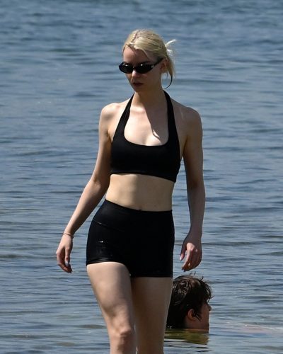 Anya Taylor-Joy and Malcolm Mcrae Enjoy a Beach Day in Key Biscayne 2026 - Photo 4