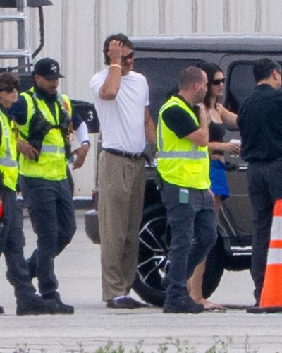 Kendall and Kylie Jenner Timothee Chalamet and Jacob Elordi Depart Airport in San Diego January 2026 - Photo 5