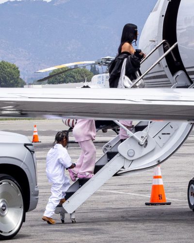 Kim Kardashian Arrives at Los Angeles Airport January 2026 - Photo 2