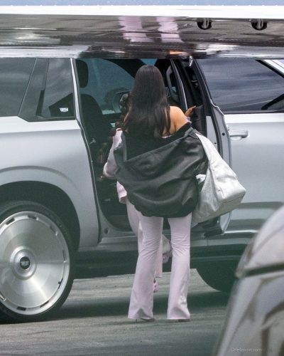 Kim Kardashian Arrives at Los Angeles Airport January 2026 - Photo 3
