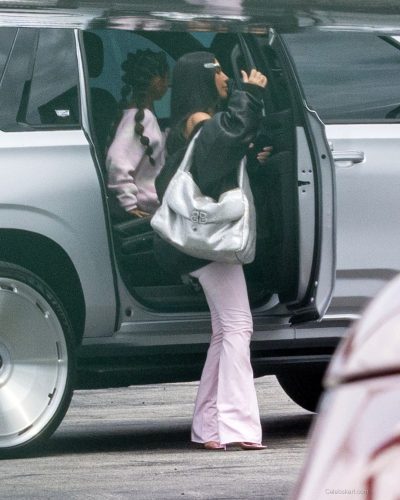 Kim Kardashian Arrives at Los Angeles Airport January 2026 - Photo 4